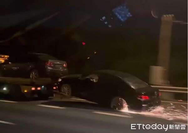 ▲凶手指向同時段一部拖吊車行經國道2號西向大竹路段後方所載運之車輛輪胎疑似脫落冒出火花成「風火輪」。（圖／記者楊熾興翻攝）