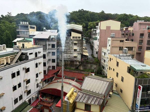 ▲彰化市某宮廟燒金紙冒濃煙惹民怨。（圖／民眾提供）