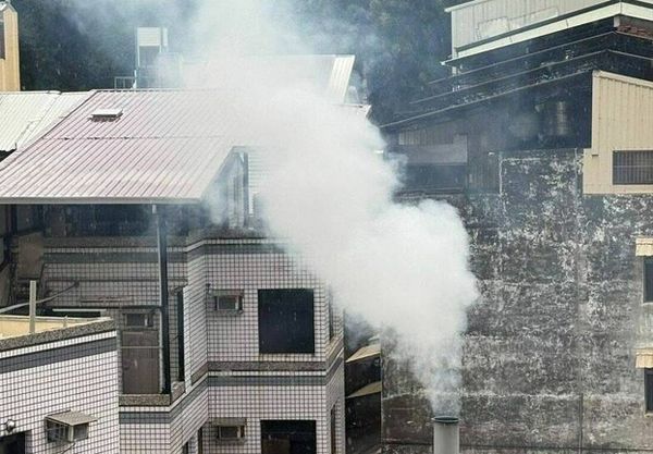 ▲彰化市某宮廟燒金紙冒濃煙惹民怨。（圖／民眾提供）