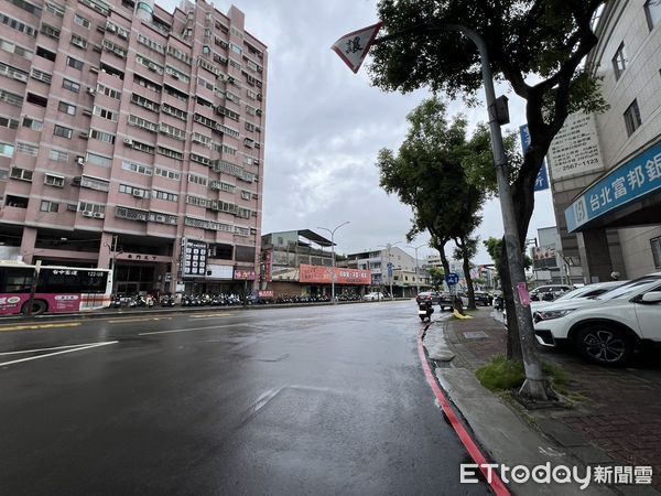 ▲遊覽車漏油，馬路上一片油污。（圖／民眾提供，下同）