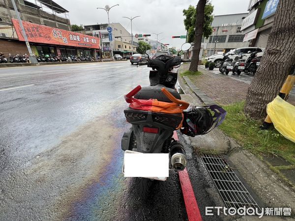 ▲遊覽車漏油，馬路上一片油污。（圖／民眾提供，下同）