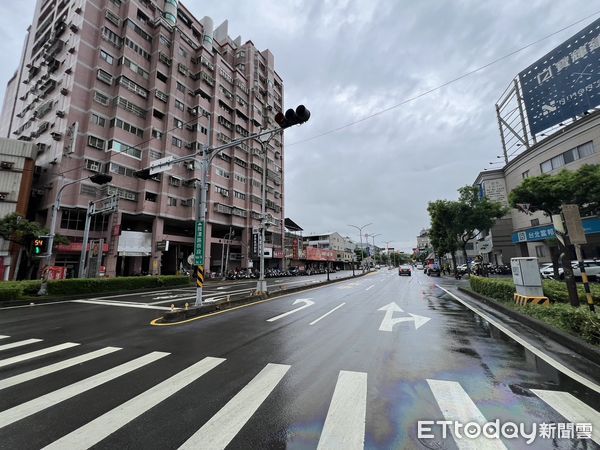▲遊覽車漏油，馬路上一片油污。（圖／民眾提供，下同）