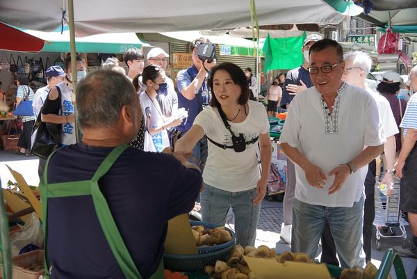 ▲▼李四川陪王鴻薇掃街，遇民眾嗆「大罷免大成功」。（圖／翻攝王鴻薇臉書）
