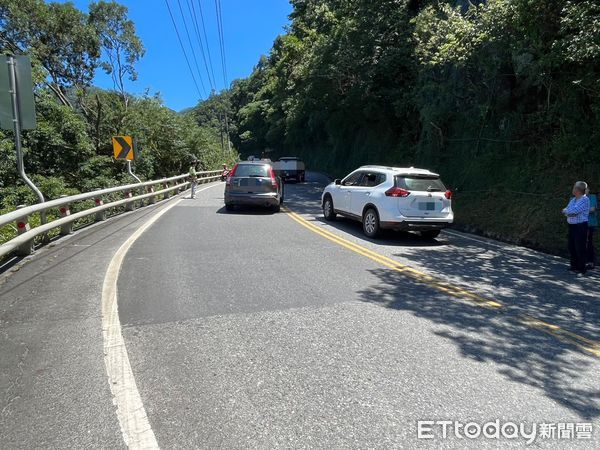 ▲▼蘇花公路驚傳落石砸中引擎蓋，並刺破另輛車車輪。（圖／記者游芳男翻攝，下同）