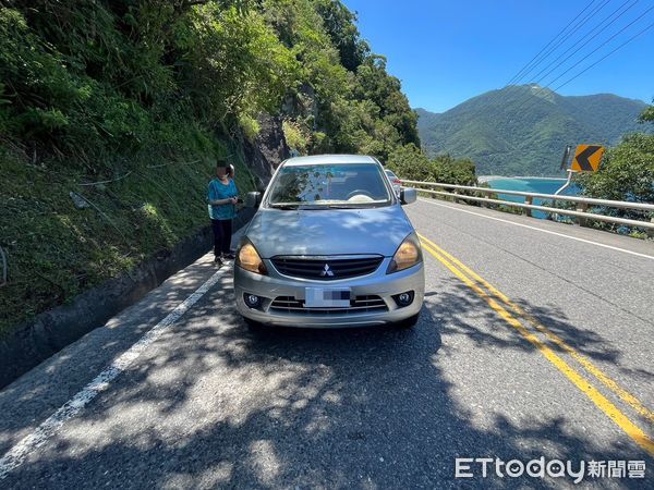 ▲▼蘇花公路驚傳落石砸中引擎蓋，並刺破另輛車車輪。（圖／記者游芳男翻攝，下同）