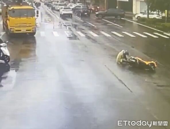 ▲遊覽車漏油，19歲機車騎士打滑自摔。（圖／民眾提供，下同）