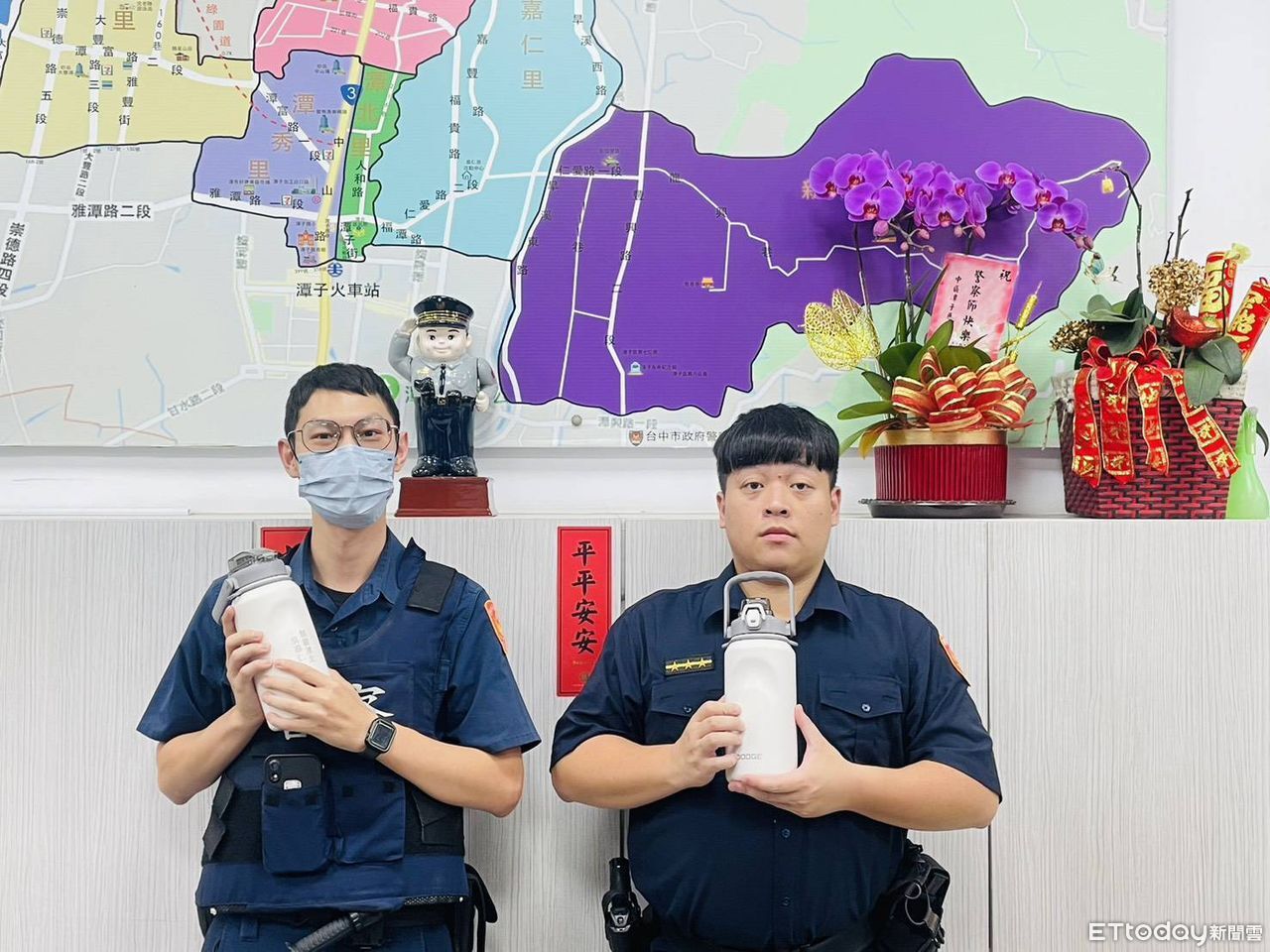 潭北派出所歡度警察節！獲贈保溫杯藏巧思　警開心：儀式感十足