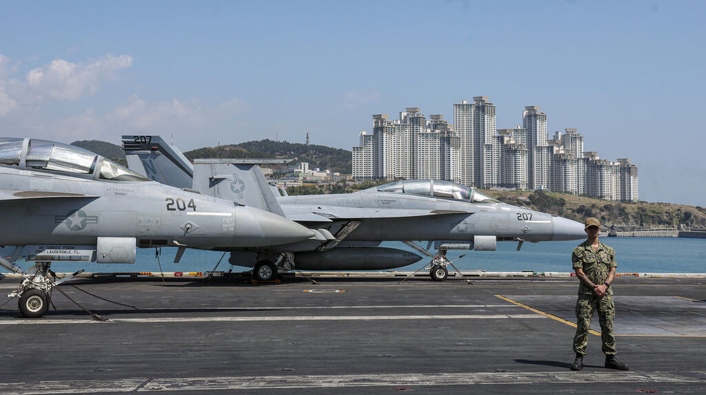 ▲▼美國海軍核動力航空母艦「尼米茲號」（USS Nimitz CVN-68）曾於2023年停靠南韓釜山。（圖／達志影像／美聯社）