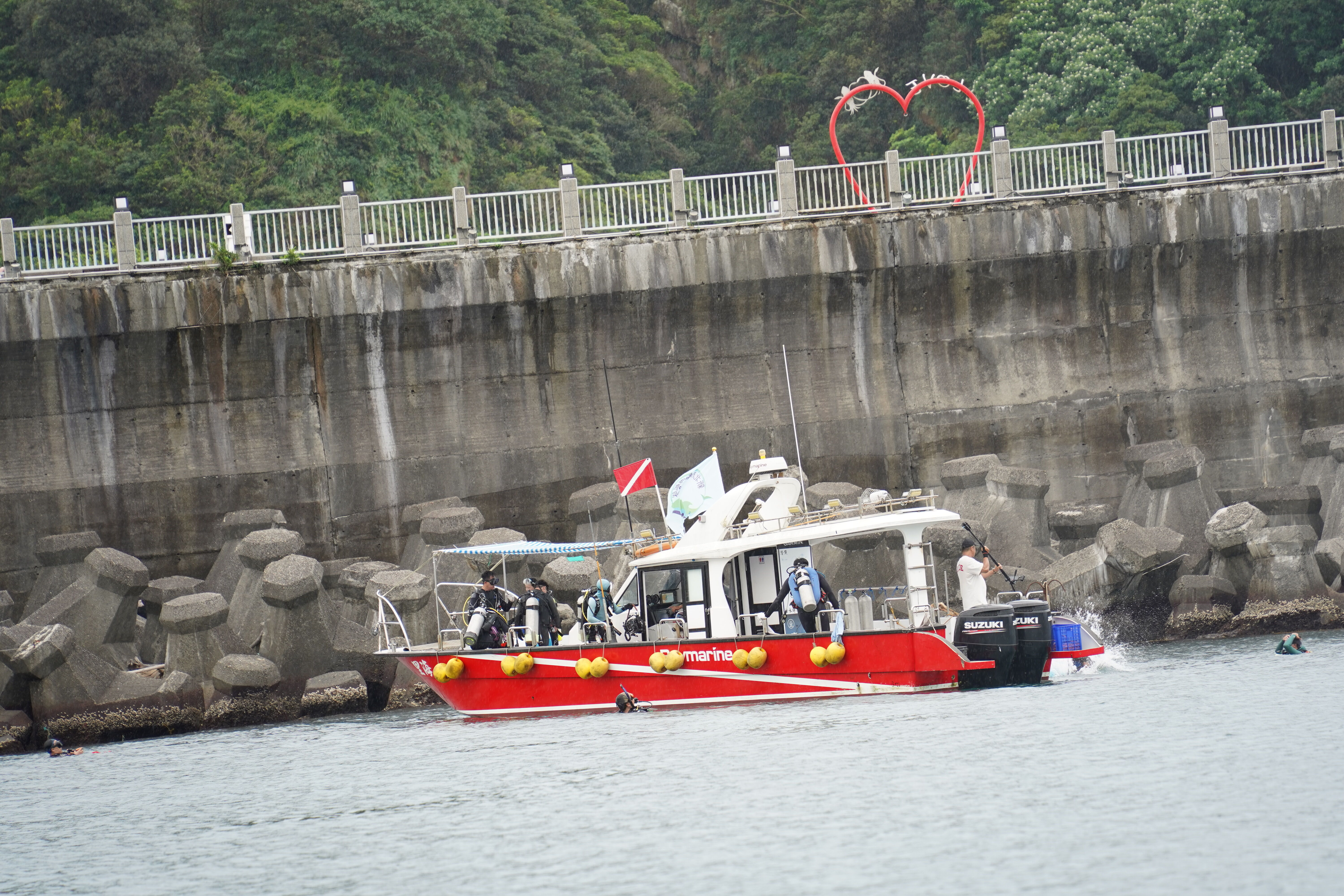 ▲65潛將×6艘藍海艦隊 新北海底打撈611公斤廢棄物。（圖／新北市環保局提供）