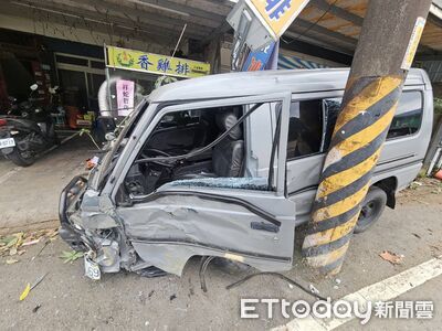 新店小貨車「閃黑影」衝路旁卡電桿 無照駕駛撞破頭手骨折