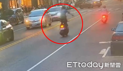 站立放雙手蛇行!高雄猴騎車亂竄鬧區馬路 誇張行徑最高罰15萬