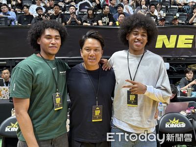賀丹、賀博現身看TPBL冠軍賽首戰 周思齊也搶和偶像合照