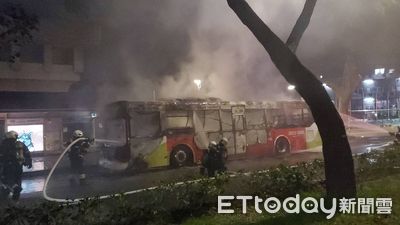 快訊／北市公車突起火全面燃燒　乘客駕駛逃下車