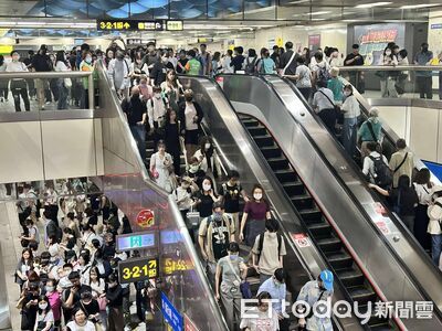 平日通勤人潮擠爆 北捷板南線加密班次提早至7點30分實施