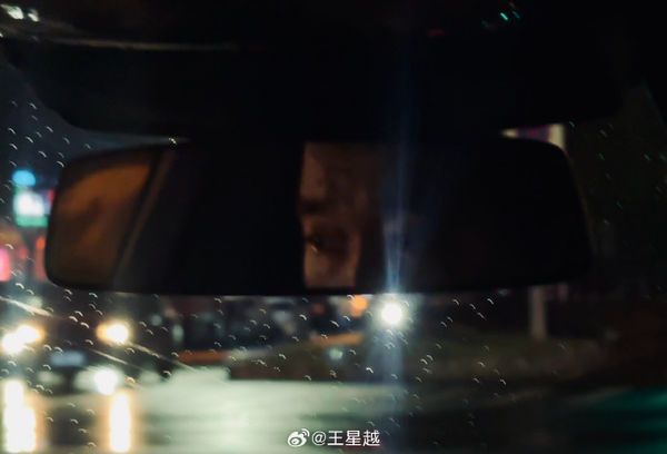 ▲▼王星越上傳2帥照，粉絲瘋讚「高高在上的王」，不過本人傻眼回應「這是我爸」。（圖／翻攝自微博）