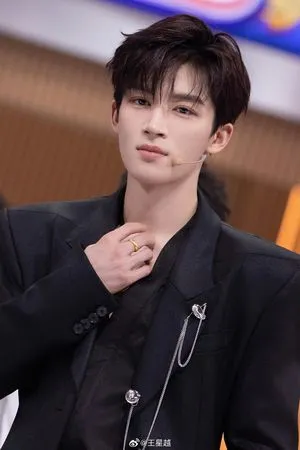 ▲▼王星越上傳2帥照，粉絲瘋讚「高高在上的王」，不過本人傻眼回應「這是我爸」。（圖／翻攝自微博）