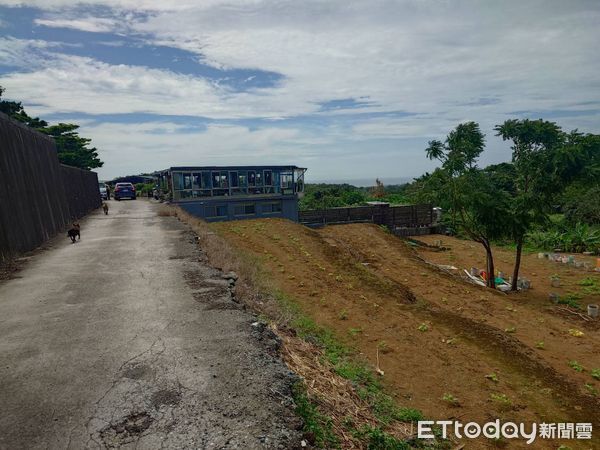 ▲▼             淡水老翁疑似中暑，失去呼吸心跳搶救中。（圖／記者陳以昇翻攝，下同）