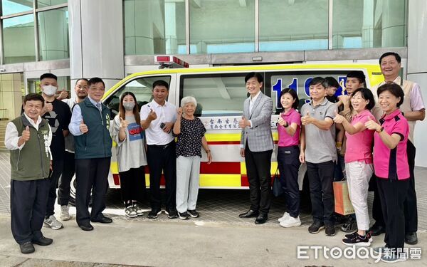 ▲有南企業有限公司捐贈救護車一輛給台南市消防局，提升市區急救能量，市長黃偉哲親自出席典禮致謝。（記者林東良翻攝，下同）