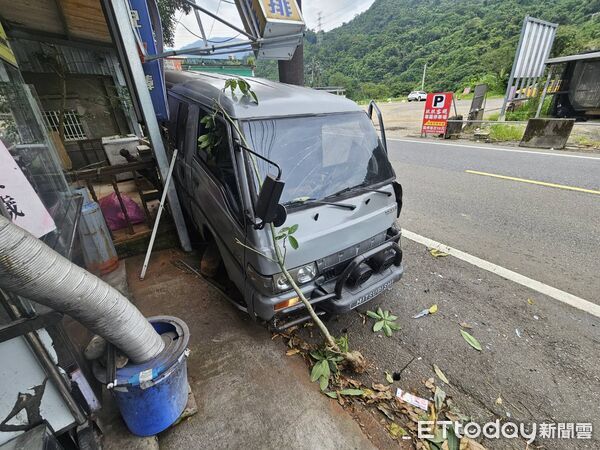 ▲▼新店崔男疑閃小動物自撞路旁，小貨車卡電桿手骨折             。（圖／記者陳以昇翻攝）