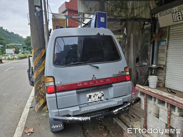 ▲▼新店崔男疑閃小動物自撞路旁，小貨車卡電桿手骨折             。（圖／記者陳以昇翻攝）