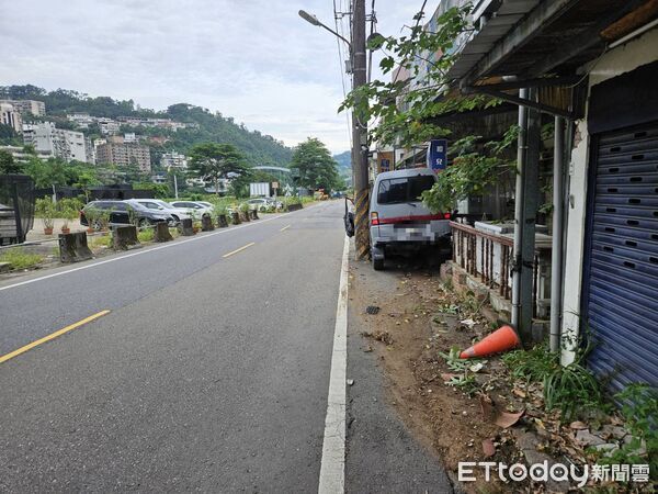 ▲▼新店崔男疑閃小動物自撞路旁，小貨車卡電桿手骨折             。（圖／記者陳以昇翻攝）