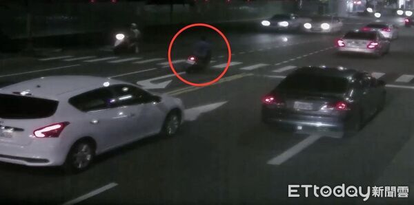 ▲▼站立放雙手蛇行！高雄猴騎車亂竄鬧區馬路　誇張行徑最高罰15萬。（圖／記者賴文萱翻攝）