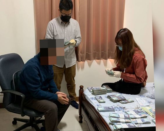 ▲彰化檢方在賴榮俊宿舍查扣300萬元。（資料圖／彰化地檢提供）