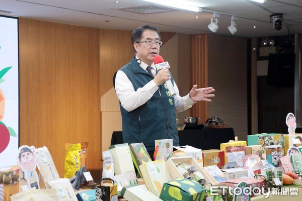 ▲台南市長黃偉哲與型男主廚張克勤聯手，以「南得極品」參展產品烹調展場限定料理，提前炒熱展覽話題。（記者林東良翻攝，下同）