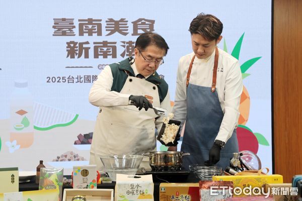 ▲台南市長黃偉哲與型男主廚張克勤聯手，以「南得極品」參展產品烹調展場限定料理，提前炒熱展覽話題。（記者林東良翻攝，下同）