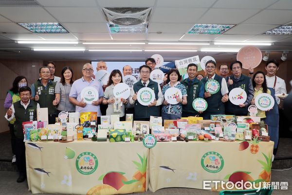 ▲台南市長黃偉哲與型男主廚張克勤聯手，以「南得極品」參展產品烹調展場限定料理，提前炒熱展覽話題。（記者林東良翻攝，下同）