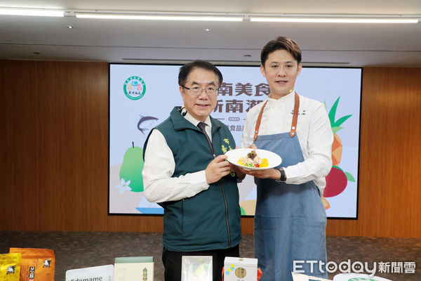 ▲台南市長黃偉哲與型男主廚張克勤聯手，以「南得極品」參展產品烹調展場限定料理，提前炒熱展覽話題。（記者林東良翻攝，下同）