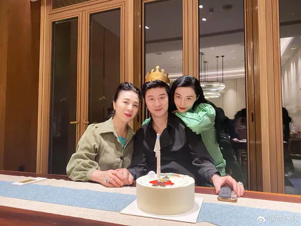 ▲范冰冰分享與家人慶祝佳節的溫馨合照。（圖／翻攝自微博／范冰冰）