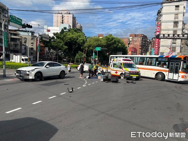 ▲重機騎士與賓士碰撞，右腿骨折。（圖／陳以昇攝，下同）