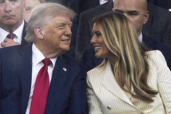 梅蘭妮亞（右）在閱兵典禮上坐在川普（左）旁邊。（翻攝X@MELANIAJTRUMP）