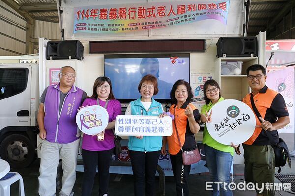 ▲▼ 「老人行動車」深入嘉義縣各鄉鎮，歡唱服務活絡社區氣氛  。（圖／嘉義縣政府提供）