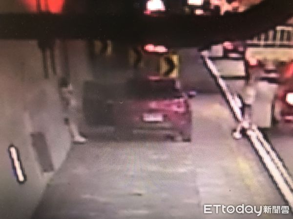 ▲▼一對母女在國5雪隧內避車彎處爭吵開打，母開車離去，女兒獨走內側的施工廊道上。（圖／記者游芳男翻攝，下同）