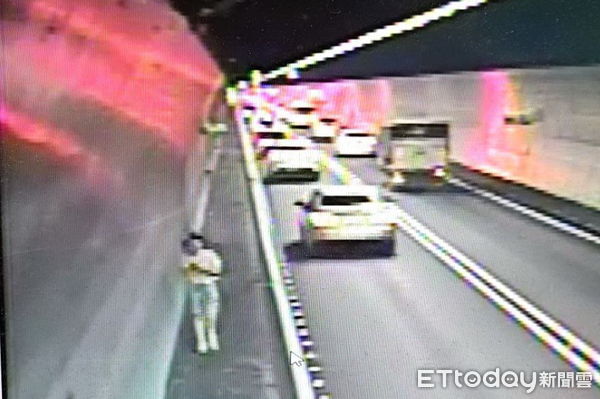 ▲▼一對母女在國5雪隧內避車彎處爭吵開打，母開車離去，女兒獨走內側的施工廊道上。（圖／記者游芳男翻攝，下同）