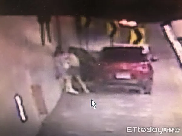 ▲▼一對母女在國5雪隧內避車彎處爭吵開打，母開車離去，女兒獨走內側的施工廊道上。（圖／記者游芳男翻攝，下同）