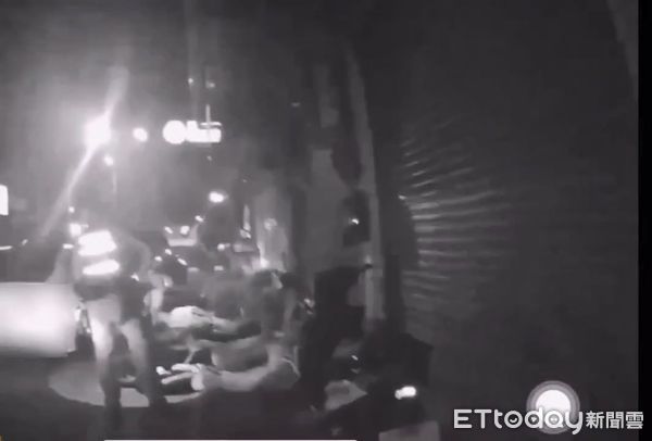 ▲汐止大亂鬥警方逮捕15人、其中有10名青少年。（圖／記者張君豪翻攝）