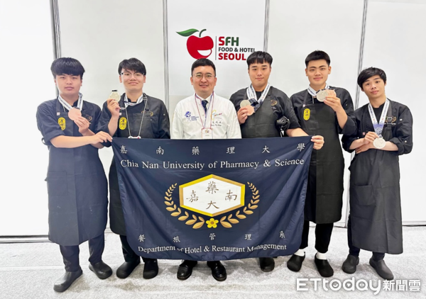 ▲嘉藥餐旅系西廚隊於2025首爾國際廚藝挑戰賽勇奪三銀四銅八佳作，為國爭光。（記者林東良翻攝，下同）