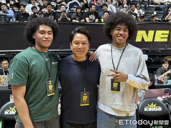 ▲賀丹、賀博現身觀賞TPBL職籃冠軍賽首戰，周思齊也來和兩兄弟合照。（圖／記者杜奕君攝）