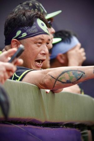 ▲白吉勝由於熱愛棒球，導致疤痕逐漸變黑。（圖／翻攝自Facebook／白吉勝&徐小可 Love 白宮這一家 Pai’s