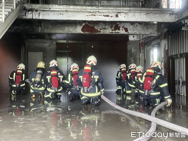 ▲基隆消防員2周密集訓練 實戰模擬火場求生救援。（圖／記者郭世賢翻攝）