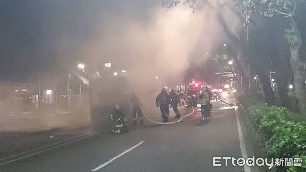 ▲▼ 快訊／北市公車突起火全面燃燒　乘客駕駛逃下車。（圖／記者黃彥傑攝）