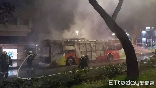 ▲▼ 快訊／北市公車突起火全面燃燒　乘客駕駛逃下車。（圖／記者黃彥傑攝）