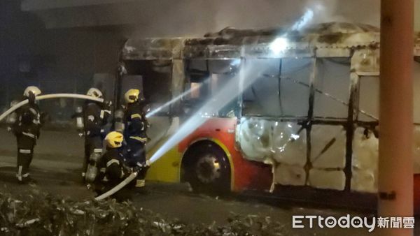▲▼ 快訊／北市公車突起火全面燃燒　乘客駕駛逃下車。（圖／記者黃彥傑攝）