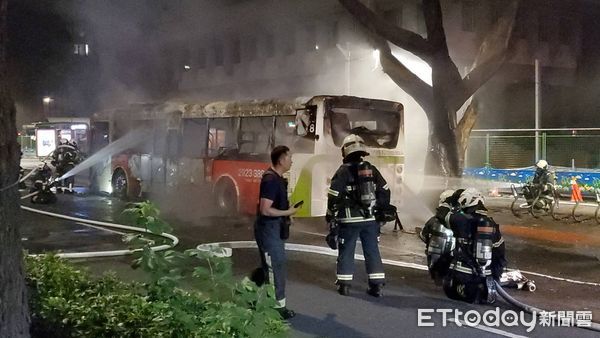 ▲▼ 快訊／北市公車突起火全面燃燒　乘客駕駛逃下車。（圖／記者黃彥傑攝）