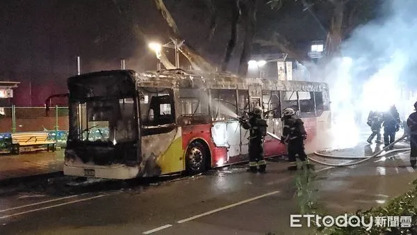 ▲▼ 快訊／北市公車突起火全面燃燒　乘客駕駛逃下車。（圖／記者黃彥傑攝）