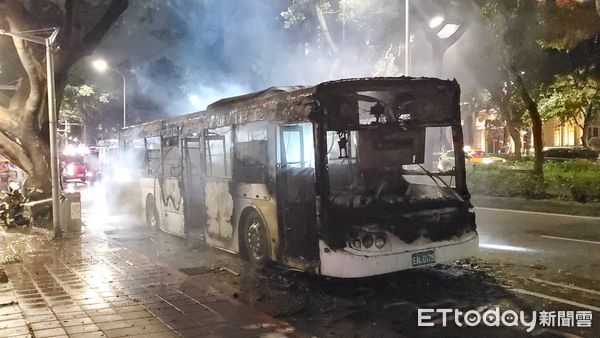 ▲▼ 快訊／北市公車突起火全面燃燒　乘客駕駛逃下車。（圖／記者黃彥傑攝）