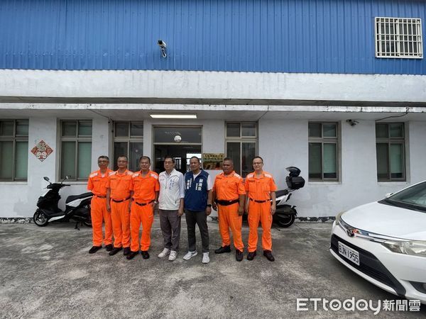 ▲立委蘇清泉向救人的陸戰隊員致意，並致贈加菜          。（圖／取自蘇清泉臉書）